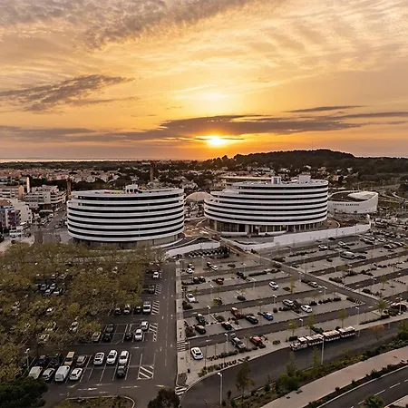 5 Personnes, A Deux Pas, Parking Gratuit - Fr-1-749-20 Apartment